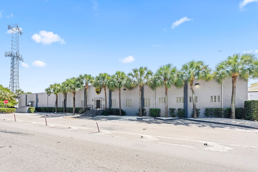 More Photos Of 2500 NW 39th St, Miami Light Distribution For Sale