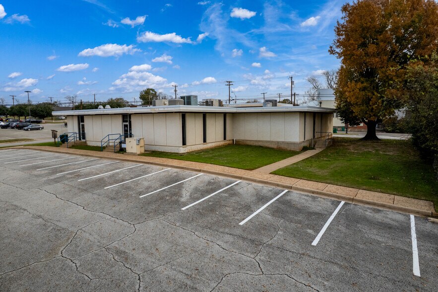 More Photos Of 412 E Lacy St, Palestine General Retail For Sale