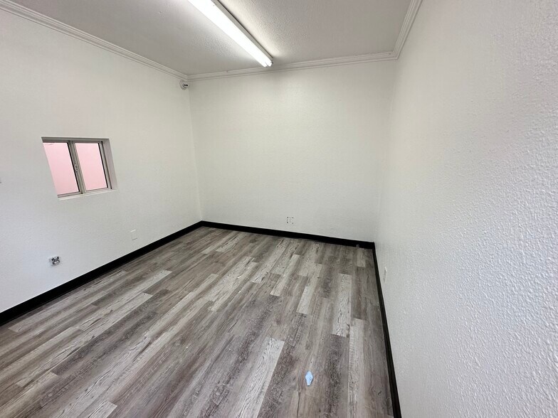 More Photos Of 921-923 Logan St, Santa Ana Office For Sale