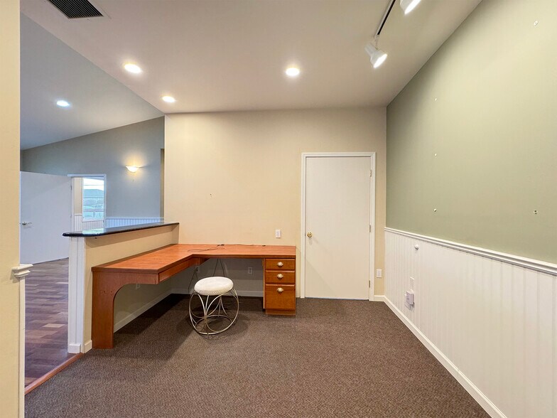 More Photos Of 542-544 N 5th Ave, Sequim Medical For Sale