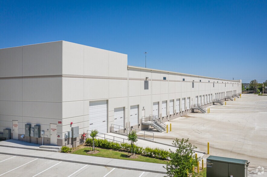 More Photos Of 2032 Cypress Station Dr, Houston Distribution For Lease