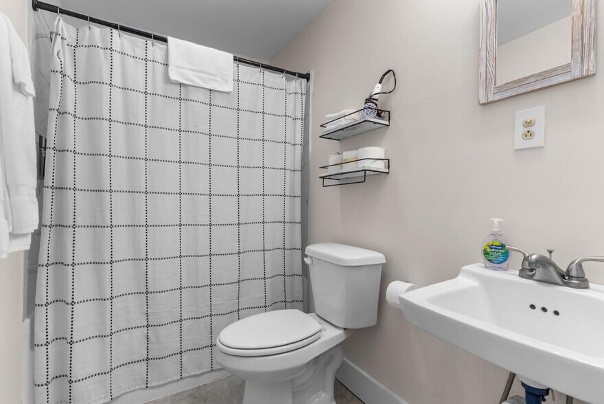 More Photos Of 509 W Main St, Fries Hotel For Sale