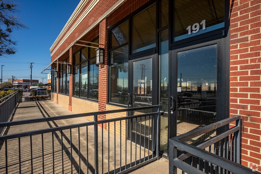 More Photos Of 3701 W Northwest Hwy, Dallas Unknown For Lease
