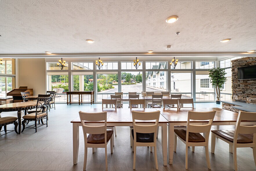 More Photos Of 461 Munson Ave, Traverse City Hotel For Sale