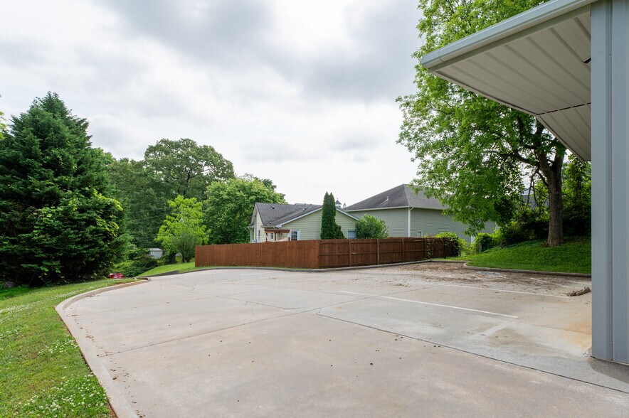 More Photos Of 70 N Gwinnett St, Buford Showroom For Sale