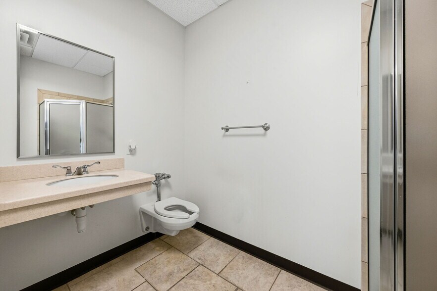 More Photos Of 901 W 18th St, Houston Warehouse For Sale