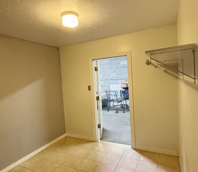 More Photos Of 121 Virginia St NE, Albuquerque Light Distribution For Sale