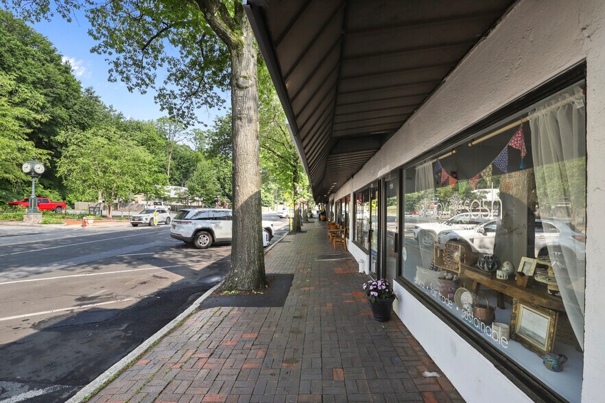 More Photos Of 1159-1177 Pleasantville Rd, Briarcliff Manor Village Restaurant For Sale