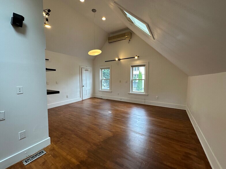 More Photos Of 376 Chandler St, Worcester Freestanding For Lease