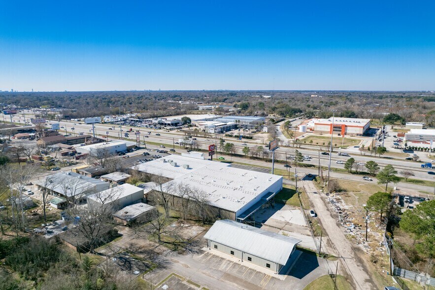 More Photos Of 9700 North Fwy, Houston General Retail For Sale