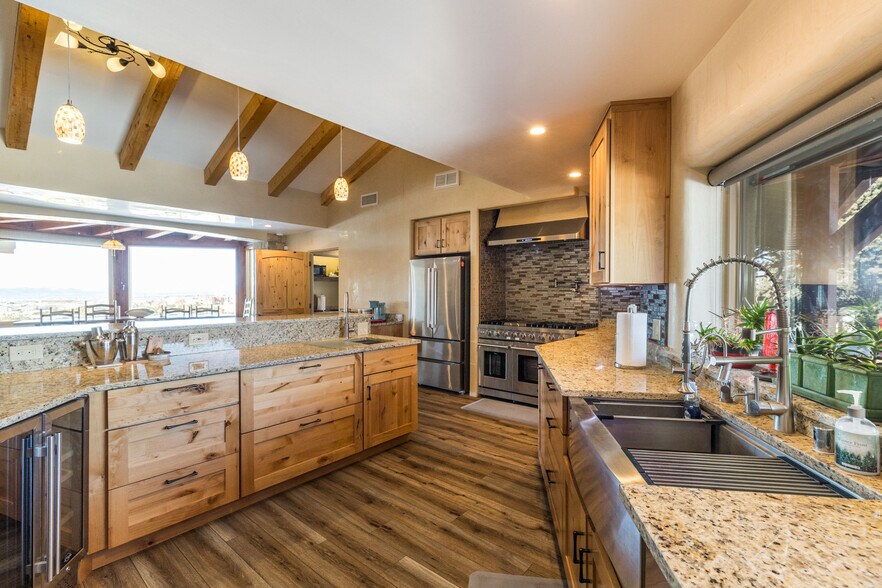 More Photos Of 102 Rabbit Rd, Santa Fe Specialty For Sale