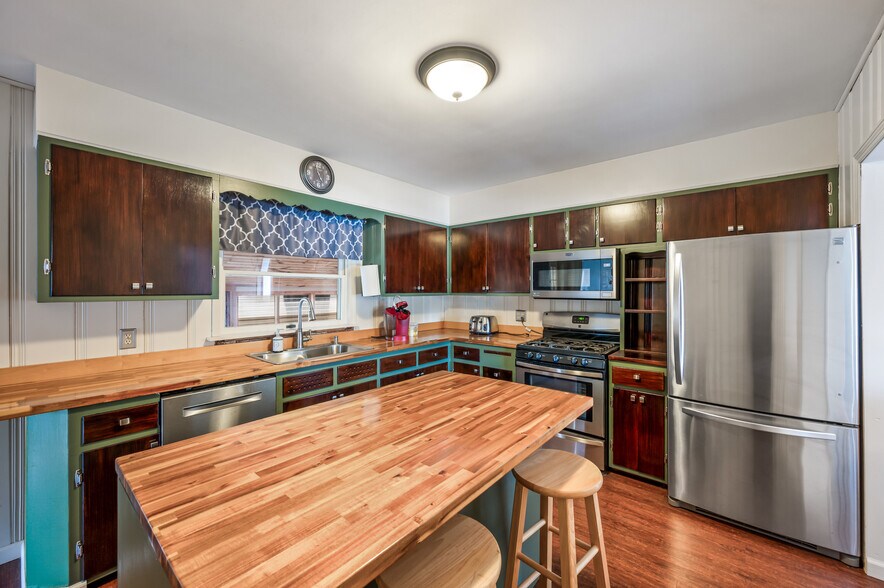 More Photos Of 4085 / 4086 State Route 422, Southington Showroom For Sale