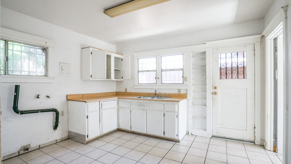 More Photos Of 1111 W 47th St, Los Angeles Apartments For Sale