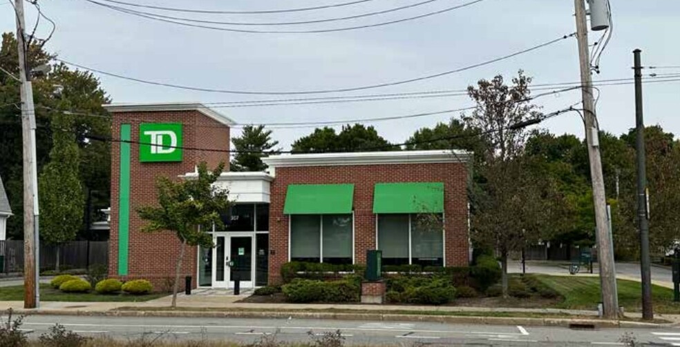 Primary Photo Of 307 Trapelo Rd, Belmont Bank For Lease