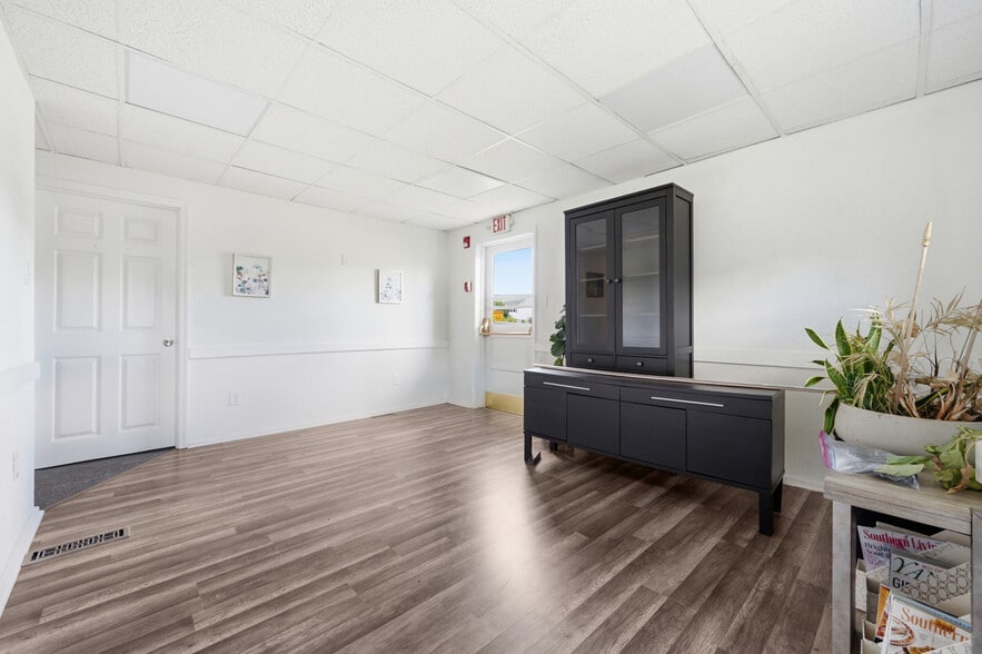 More Photos Of 101 Burtner Rd, Butler Office For Sale