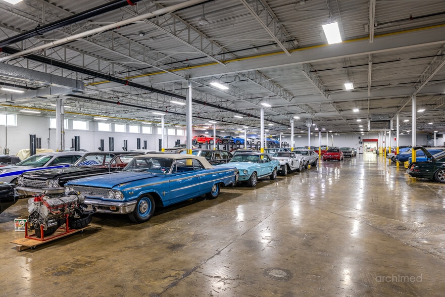 More Photos Of 4444 Rue Jarry E, Montréal Distribution For Sale