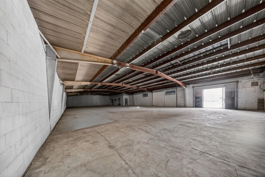 More Photos Of 6840-6842 Hayvenhurst Ave, Van Nuys Distribution For Lease