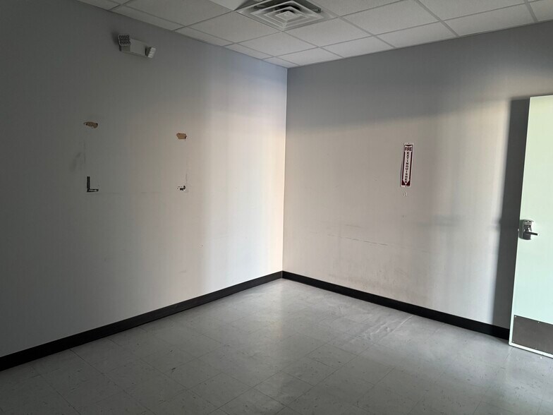 More Photos Of 7709 McPherson Rd, Laredo Freestanding For Lease