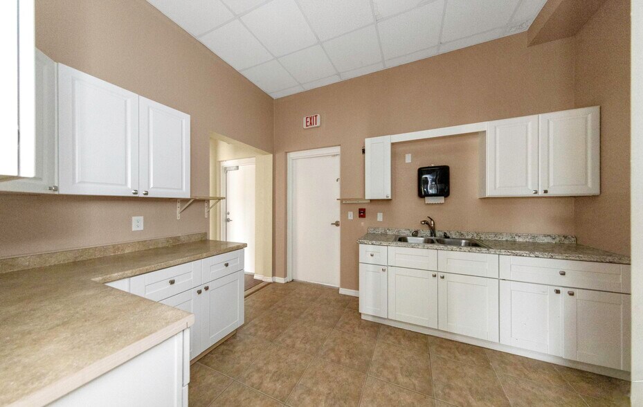 More Photos Of 655 N Indiana Ave, Englewood Medical For Sale