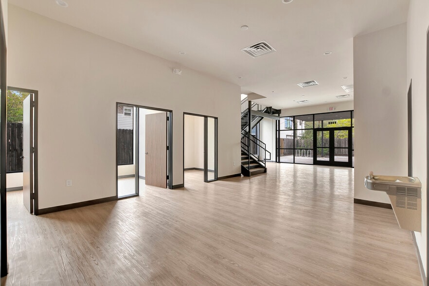 More Photos Of 1009 Yale St, Houston Freestanding For Lease