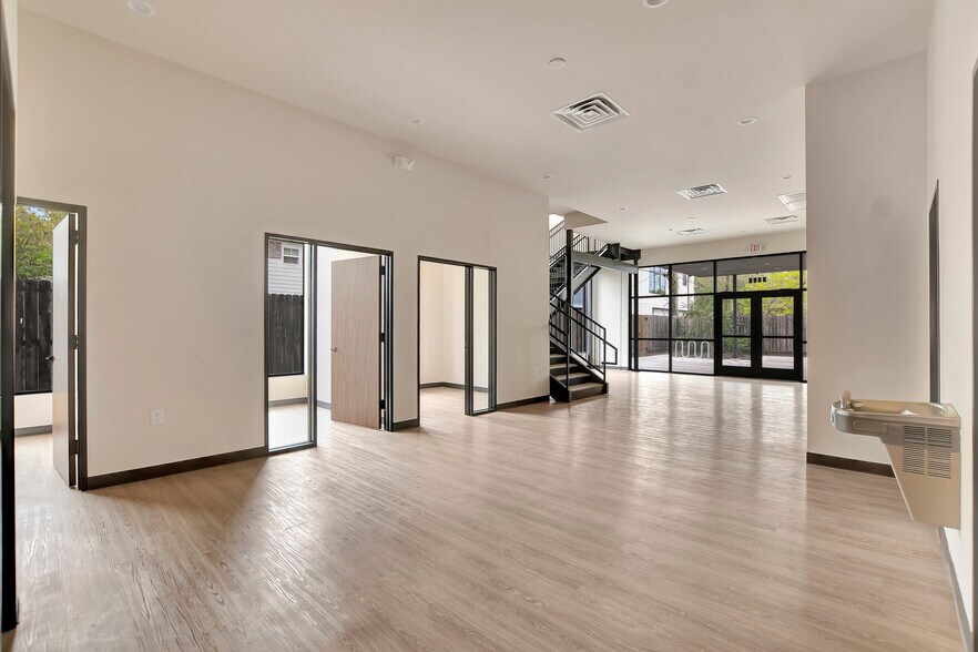 More Photos Of 1009 Yale St, Houston Freestanding For Lease