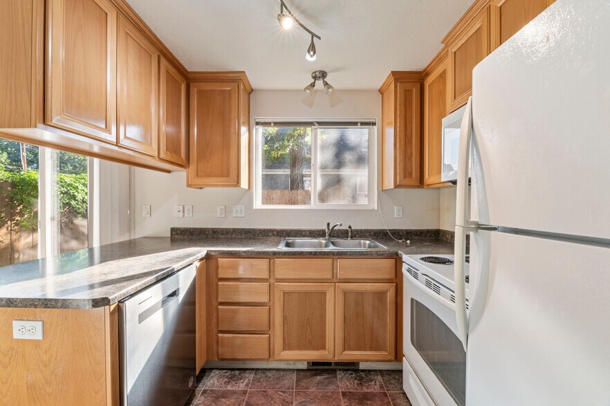 More Photos Of 437 Ash St, Central Point Apartments For Sale