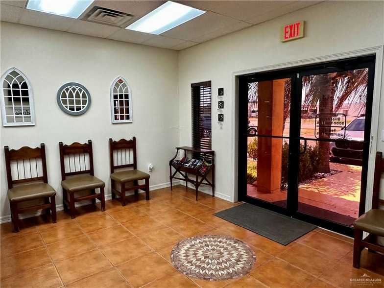 More Photos Of 412 Palmview Commercial Dr, Palmview Office For Sale