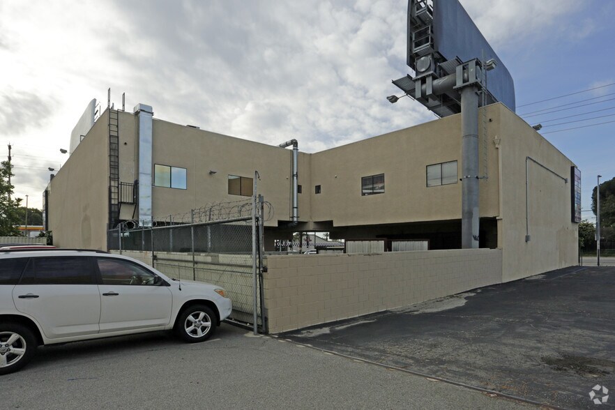 More Photos Of 19703-19725 Nordhoff St, Northridge Storefront For Lease