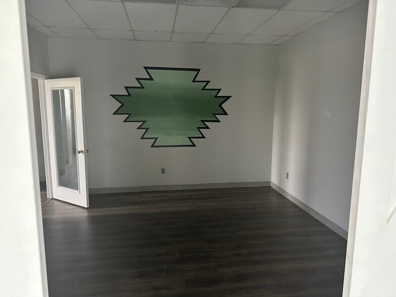 More Photos Of 300 N Broadway St, Joshua Storefront Retail Office For Lease