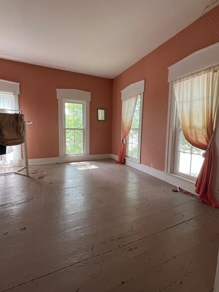 More Photos Of 100 N Winans St, Battle Ground Storefront Retail Residential For Sale