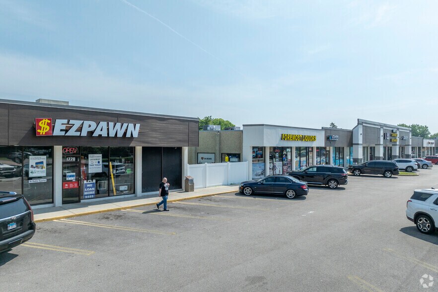 More Photos Of 1736-1790 W Algonquin Rd, Arlington Heights Storefront For Lease