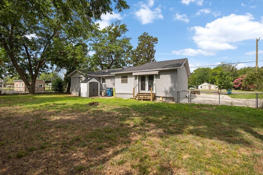 More Photos Of 501 N Main St, Lindale Office For Sale