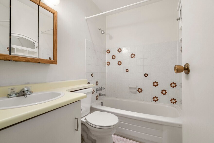 More Photos Of 1555 Graveley St, Vancouver Apartments For Sale