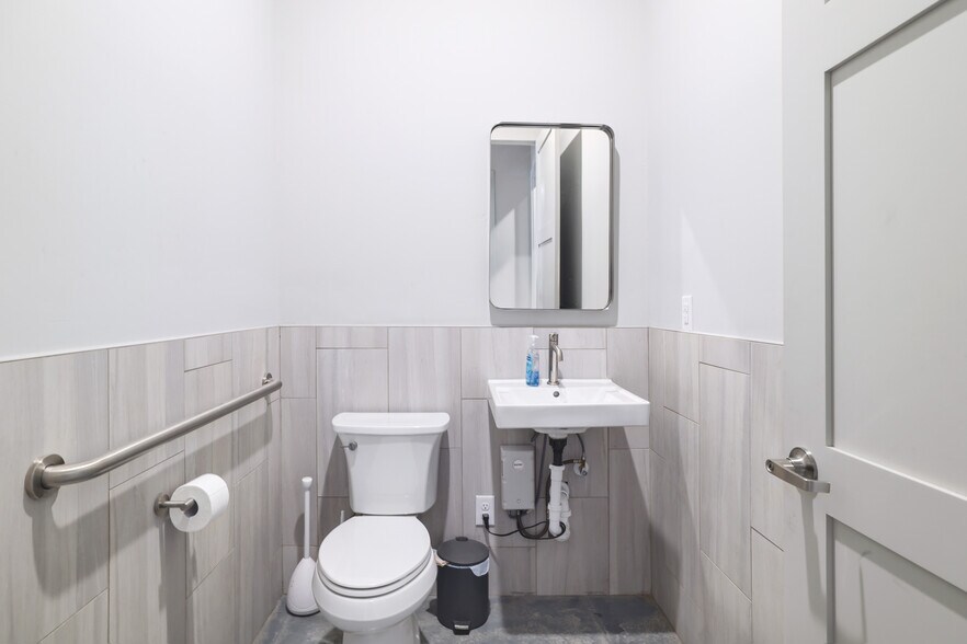 More Photos Of 15210 Fitzhugh Rd, Austin Warehouse For Sale