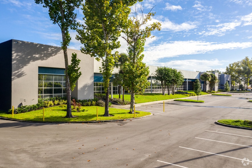 More Photos Of 100 Sunport Ln, Orlando Light Distribution For Lease