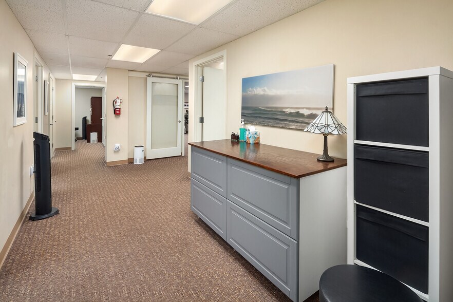 More Photos Of 504 Holly Dr, Edmonds Office For Sale