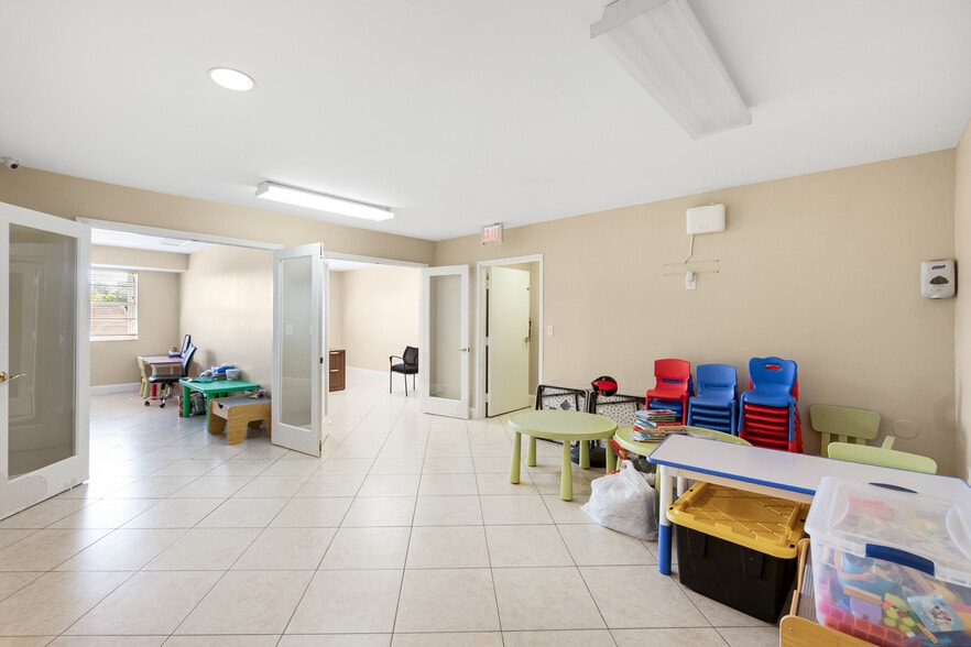 More Photos Of 10261 Sunset Dr, Miami Office For Lease