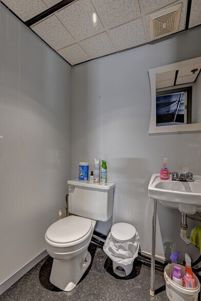 More Photos Of 2251 Av Papineau, Montréal Light Distribution For Lease