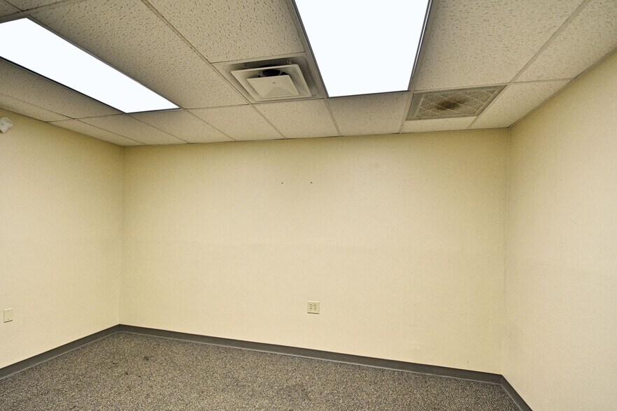 More Photos Of 109-111 N River St, Seguin Office For Sale