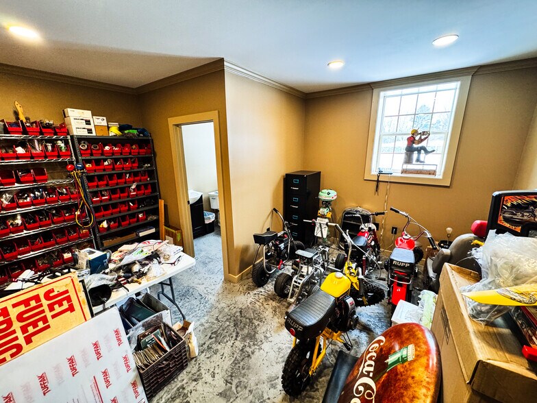 More Photos Of 4 Nora Ln, Pomfret Warehouse For Sale