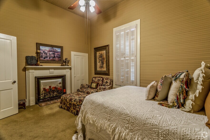 More Photos Of 3002 Azle Hwy, Weatherford Lodge Meeting Hall For Sale