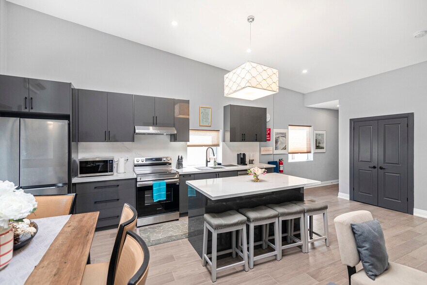 More Photos Of 5848 Ferry St, Niagara Falls General Retail For Sale