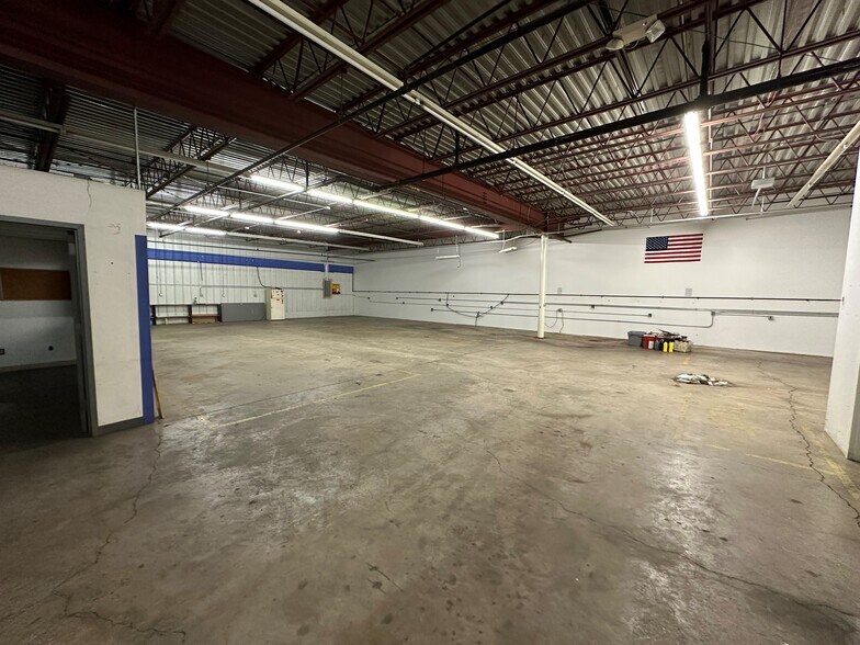 More Photos Of 350 Commerce Dr, Rochester Warehouse For Lease