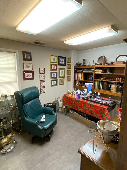 More Photos Of 1227 Gordon Park Rd, Augusta Light Distribution For Sale