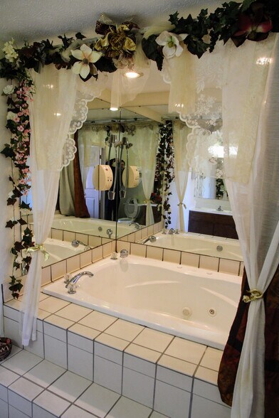 More Photos Of 2009 W Reelfoot Ave, Union City Hotel For Sale
