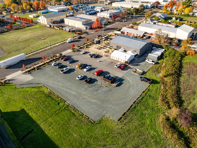 More Photos Of 1863 NW Washington Blvd, Grants Pass General Retail For Sale