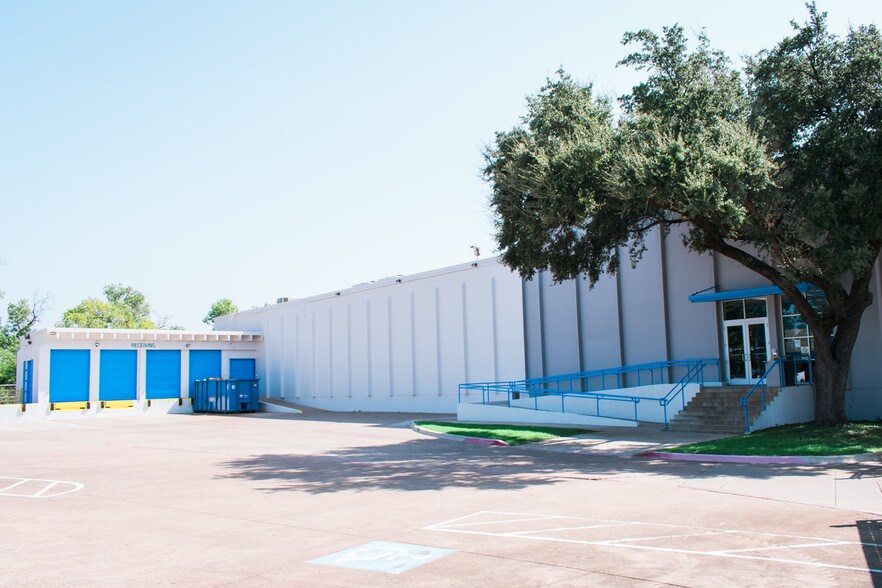 More Photos Of 1515 Round Table Dr, Dallas Warehouse For Lease