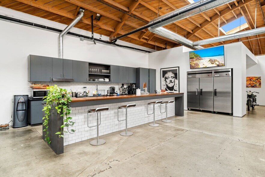 More Photos Of 2014-2058 Broadway, Santa Monica Office For Lease