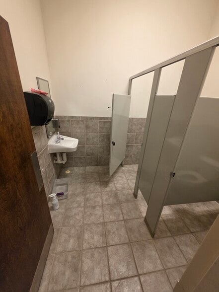 More Photos Of 3208 W Gate City Blvd, Greensboro Freestanding For Lease