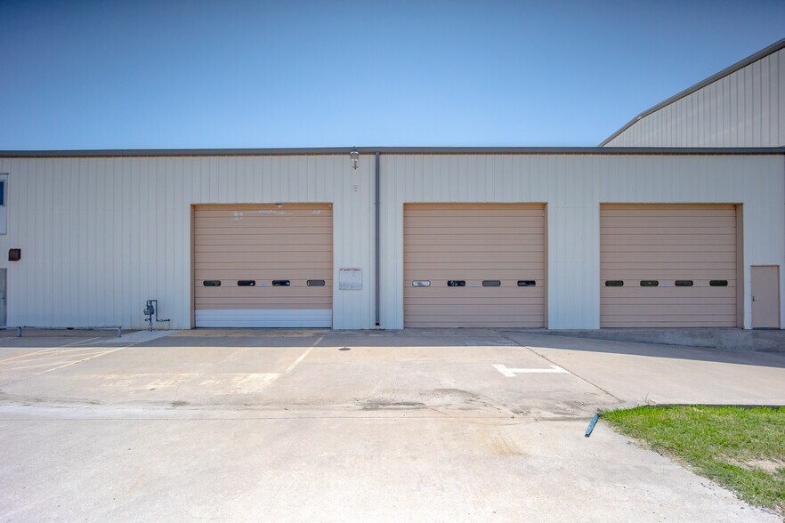 More Photos Of 6845 S Western Ave, Oklahoma City Distribution For Lease